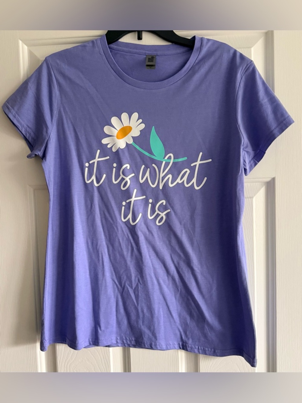 It is what it is Periwinkle Purple Daisy Flower Graphic Tee Shirt Size L NWT